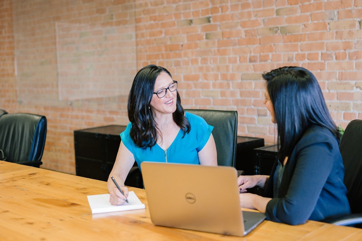 Profesionales creando relaciones estratégicas y nuevas oportunidades