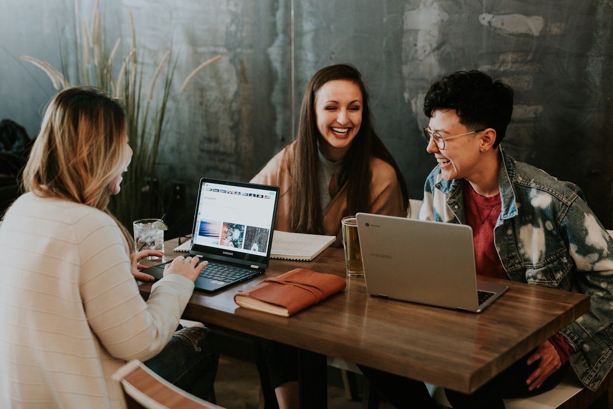 Profesionales colaborando y reinventando su perfil profesional